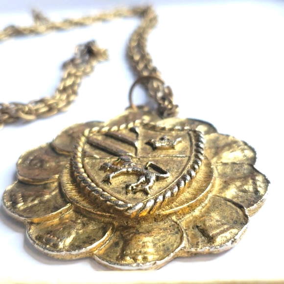 Rare LION CREST SHEILD VINTAGE NECKLACE Antique gold JEWELRY - Picture 3 of 5